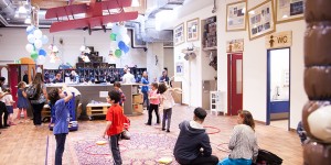 Beitragsbild des Blogbeitrags Happy Birthday Dachboden Zauber: Glückliches Kätzchen und lachende Kinder feiern im Donau Zentrum