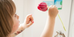 Beitragsbild des Blogbeitrags Mamarunde – wir lieben den Frühling: bunte Bastelideen, nahe Reiseziele und die Erinnerung an ein Picknick mit meinem Baby (Video)