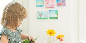 Beitragsbild des Blogbeitrags Montessori Montag: Blumen arrangieren mit vielen sinnvollen Übungen des täglichen Lebens