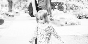 Beitragsbild des Blogbeitrags Erziehung: Wo bleibt das Gefühl? Die Grenzen von Attachment Parenting, Unerzogen und Co. (und über eigene Wege und wahre Begegnung)