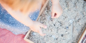 Beitragsbild des Blogbeitrags Montessori Montag: Muscheln suchen, sieben, waschen und ordnen