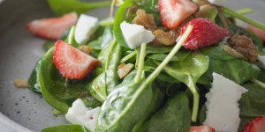Beitragsbild des Blogbeitrags Heimisches Superfood: Lauwarmer Spinatsalat mit gerösteten Sonnenblumenkernen, Ziegenkäse und Erdbeeren