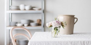 Beitragsbild des Blogbeitrags Own less, have more: 5 Schritte zum befreiten Leben mit weniger Zeug (und 15 Tipps fürs Aufräumen)