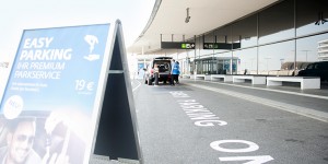Beitragsbild des Blogbeitrags Easy Parking: So startest du Dank Valet Parking am Flughafen Wien enspannt in den Urlaub mit Familie 