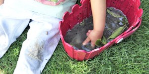 Beitragsbild des Blogbeitrags Keine Angst vor Schmutz! 35 spannende Outdoor Ideen für den Sommer (bei denen Kinder auch mal dreckig werden dürfen) 