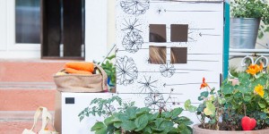 Beitragsbild des Blogbeitrags Upcycling DIY: Faltbares Spielhaus und Kaufladen aus einem einzelnen Karton basteln