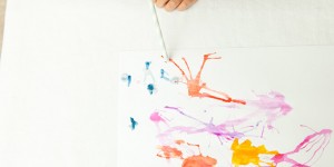 Beitragsbild des Blogbeitrags Wann ist eine Übung „Montessori inspiriert“? (Mit spannendem Experiment: Wir malen mit Wind!)