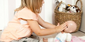 Beitragsbild des Blogbeitrags 8 Impulse für achtsame Babypflege: Wie wir die tägliche Pflege bewusster gestalten und so die Bindung zu unserem Kind stärken 