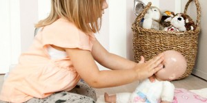 Beitragsbild des Blogbeitrags 8 Impulse für achtsame Babypflege: Wie wir die tägliche Pflege bewusster gestalten und so die Bindung zu unserem Kind stärken
