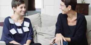 Beitragsbild des Blogbeitrags Lob, Strafen und Konsequenzen in der Erziehung? Echte Alternativen fürs Leben mit Kindern im Video mit Mag. Sandra Teml-Jetter
