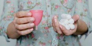 Beitragsbild des Blogbeitrags Nachhaltige Monatshygiene: Erfahrungsbericht nach einem Jahr Zero Waste (Menstruationstasse & Stoffbinden FAQ)