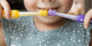 Beitragsbild des Blogbeitrags Flexibel und angstfrei: 10 Tipps zum gewaltfreien Zähneputzen und Infos vom Profi zur Zahngesundheit bei Babys und Kleinkindern 