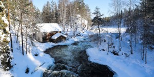 Beitragsbild des Blogbeitrags Lappland mit Kindern erleben: Der Reiseguide für dein einzigartiges Abenteuer in Ruka-Kuusamo