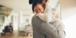 Beitragsbild des Blogbeitrags Babys Bäuchlein: 20 Tipps um Koliken vorzubeugen und für rasche Hilfe 