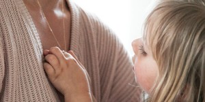 Beitragsbild des Blogbeitrags Briefe an mein Kind: Wie ich durch dich zu mir fand (Und eine bezaubernde Verlosung mit Weleda & Merci Maman)