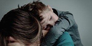 Beitragsbild des Blogbeitrags „Ich tu etwas, das ich nicht fühl!“ – Über Gewalt an Kindern