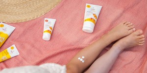 Beitragsbild des Blogbeitrags Sicher in der Sonne: 8 Tipps, wie wir den Sommer unbeschwert genießen (mit Infos zu dem Stehaufmännchen Edelweiß und natürlicher Sonnenpflege)