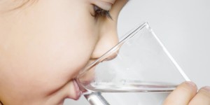 Beitragsbild des Blogbeitrags Wenn Babys trinken lernen: Über den Umstieg von der Brust aufs Glas 