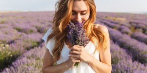 Beitragsbild des Blogbeitrags Selbstliebe: Wie du dir selbst endlich liebevoller begegnest und dich stärken kannst (mit drei „Mamamantras“ für dich)