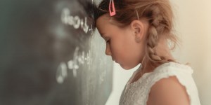 Beitragsbild des Blogbeitrags Schule und Gleichwürdigkeit: Wie du dein Kind auch in dieser Zeit der Fremdbestimmung begleiten kannst (und warum Noten nicht existieren sollten)