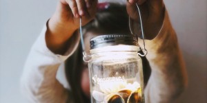 Beitragsbild des Blogbeitrags Sonnenglas: Ein Licht für dich, für mich und für die Welt (Die faire Solarleuchte als geliebte Begleiterin und Gutschein-Code zum Muttertag)