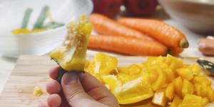 Beitragsbild des Blogbeitrags Lebensmittelverschwendung: Mit 3 einfachen Schritten bewusst einkaufen und nachhaltig kochen mit Kindern