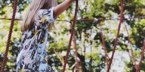 Beitragsbild des Blogbeitrags 5 Ideen für Achtsamkeit in der Natur: Wie wir mit unseren Kindern im Herbst ankommen und ihn bewusst erleben können