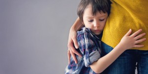 Beitragsbild des Blogbeitrags Trotzphase: Wie wir unsere Kinder durch die Wut begleiten und dabei etwas Wichtiges über uns selbst lernen können (ohne Strafen, Drohungen und Konsequenzen)