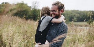 Beitragsbild des Blogbeitrags Beziehungsorientiert leben: Was tun, wenn Verwandte meinem Kind anders begegnen, als ich?