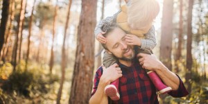 Beitragsbild des Blogbeitrags „Mama, ich brauch dich!“ – Warum wir unsere Kinder und ihre Grenzen schützen müssen und uns das manchmal so schwerfällt (vor allem bei Menschen, die uns nahestehen)