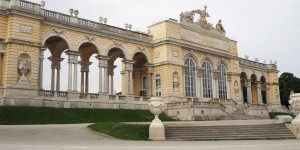 Beitragsbild des Blogbeitrags Frühstücken wie Sissi im Café Gloriette in Schönbrunn