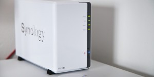 Beitragsbild des Blogbeitrags Erfahrungsbericht nach einem Jahr mit einem NAS von Synology