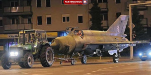 Beitragsbild des Blogbeitrags Das Foto des Militärjets am Traktor: Alt und nicht aus der Ukraine