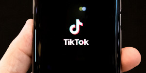 Beitragsbild des Blogbeitrags Morde, Kinderpornos und mehr! Ex-Moderatoren klagen TikTok 