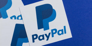 Beitragsbild des Blogbeitrags „Geld an Freunde senden“: PayPal Funktion nicht als Zahlungsmittel auf Online-Marktplätzen verwenden