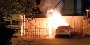 Beitragsbild des Blogbeitrags Auto fährt gegen die russische Botschaft in Bukarest, Fahrer tot 