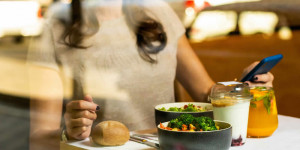 Beitragsbild des Blogbeitrags Einfluss von Handystrahlung auf die Nahrungsaufnahme nachgewiesen 