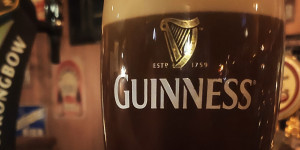 Beitragsbild des Blogbeitrags Der „Guinness Coin Test“: Über ein Bier und eine Münze 