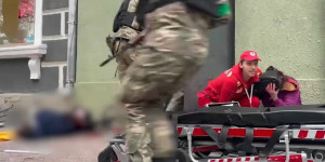 Beitragsbild des Blogbeitrags Ukraine: Das Video des Sanitäters, der bei einer verletzten Frau bleibt