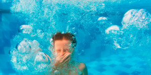 Beitragsbild des Blogbeitrags Schwimmbad riecht nach Chlor? Dann wurde zu viel gepinkelt!