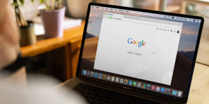 Beitragsbild des Blogbeitrags Google Search erleichtert Löschung von privaten Daten