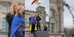 Beitragsbild des Blogbeitrags Das singende Mädchen vor dem Reichstag: Diskussion um den Liedtext
