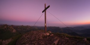 Beitragsbild des Blogbeitrags Wanderung auf die Kanisfluh – mit Übernachtung am Gipfel
