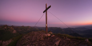 Beitragsbild des Blogbeitrags Wanderung auf die Kanisfluh – mit Übernachtung am Gipfel
