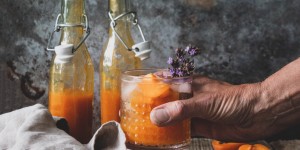 Beitragsbild des Blogbeitrags REZEPT: MARILLEN SIRUP MIT LAVENDEL 