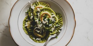 Beitragsbild des Blogbeitrags SAISONREZEPT: BÄRLAUCH RAVIOLI MIT PARMESANFÜLLUNG