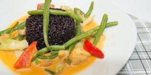 Beitragsbild des Blogbeitrags Aliciouslyvegan: Spicy yellow curry with green beans and black rice