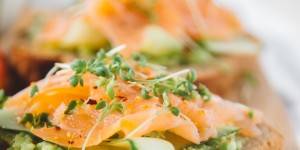 Beitragsbild des Blogbeitrags Avocadobrot mit Räucherlachs und Gurke