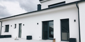 Beitragsbild des Blogbeitrags Terrasse bauen – Terrassenplatten aus Feinsteinzeug selbst verlegen