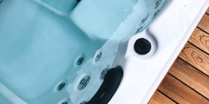 Beitragsbild des Blogbeitrags Ein Whirlpool im Garten – Standort, Installation, Pflege, laufende Kosten uvm.